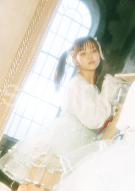 die with twin tails on step ladder noa-D