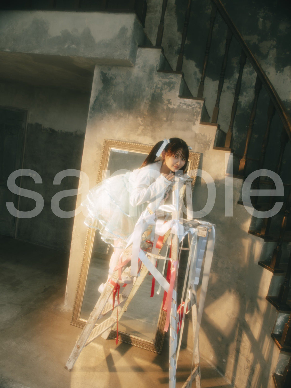 die with twin tails on step ladder noa-L