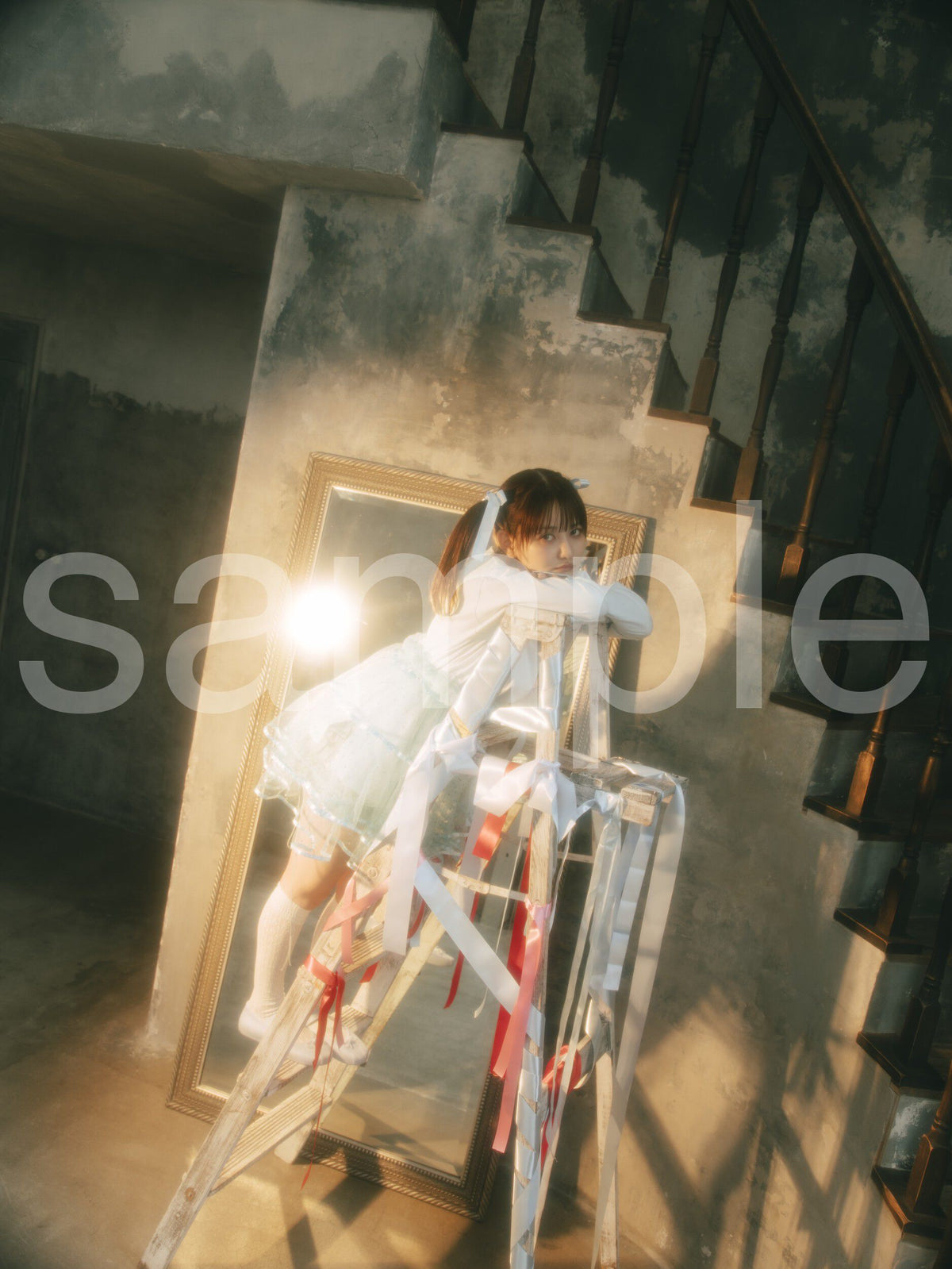 die with twin tails on step ladder noa-K