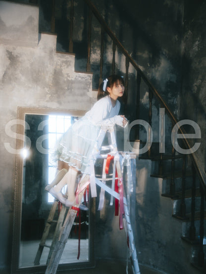 die with twin tails on step ladder noa-A