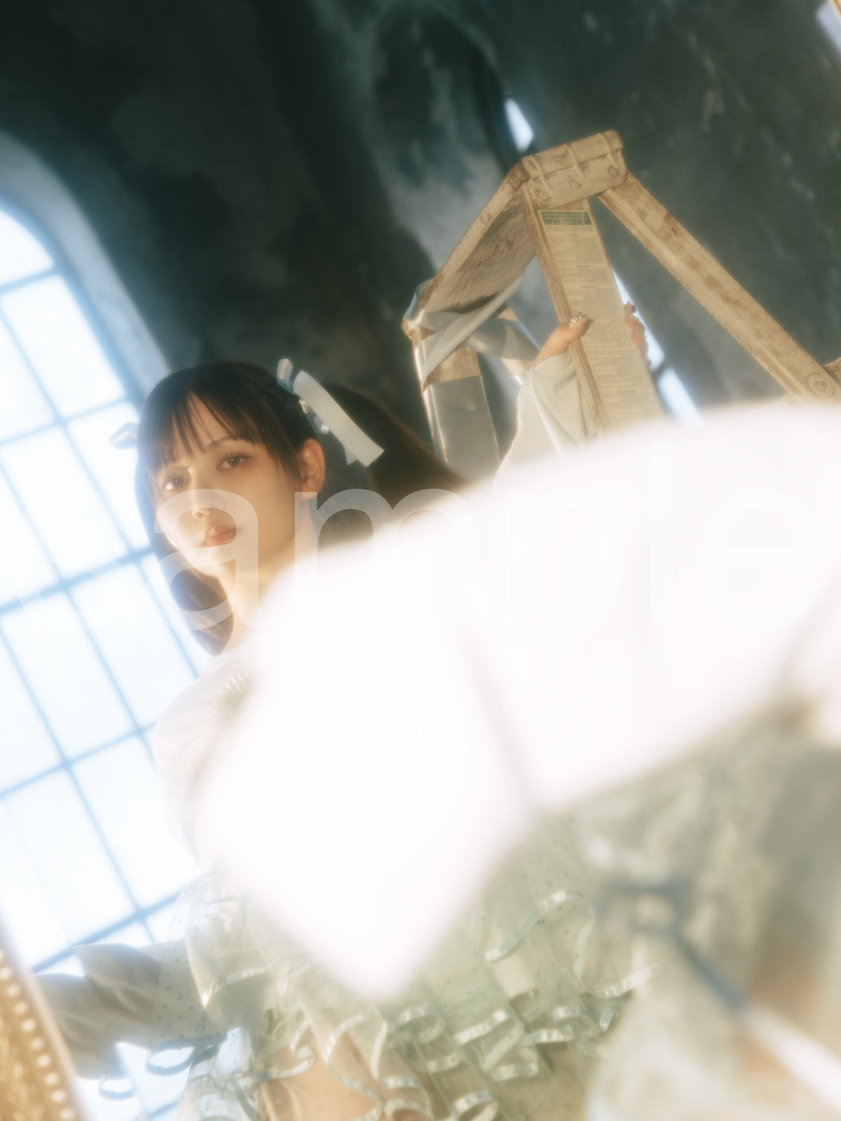 die with twin tails on step ladder noa-G