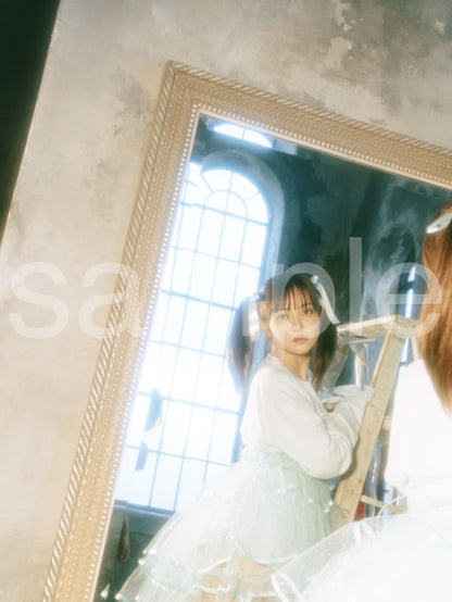 die with twin tails on step ladder noa-E