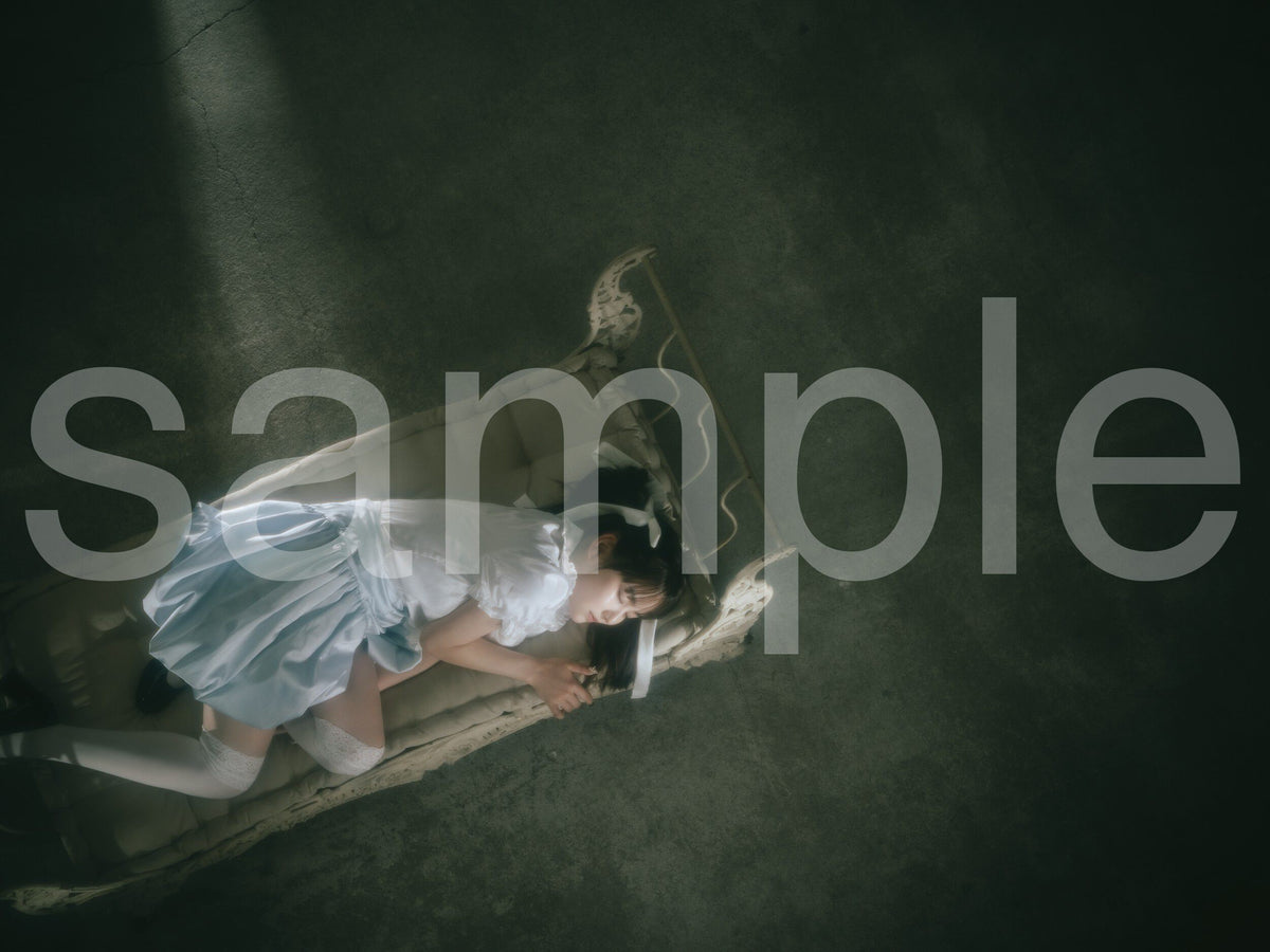die with twin tails on bed noa-F